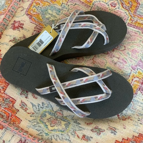 Size 8 Teva Waterfall Antique Gold Sandals - Picture 1 of 3